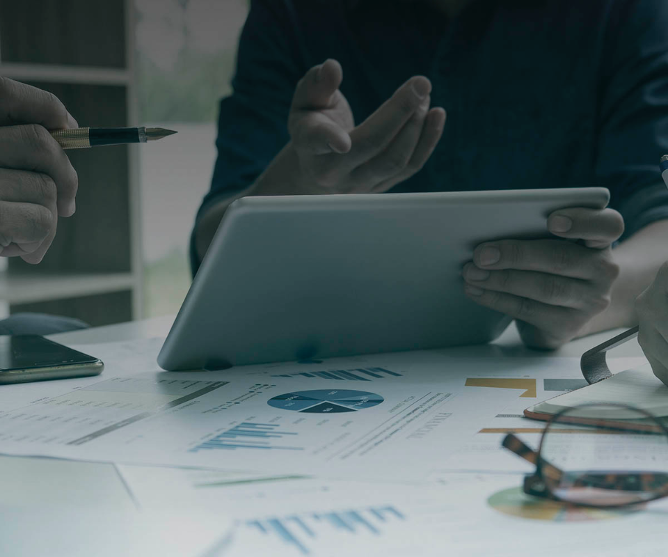 Imagen tablet con datos financieros de la empresa