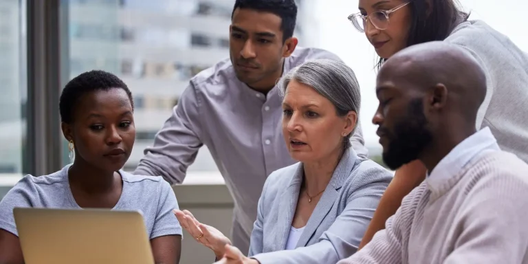 Imagen de empresa valorando un cambio de Oracle E-business suite a ERP Cloud