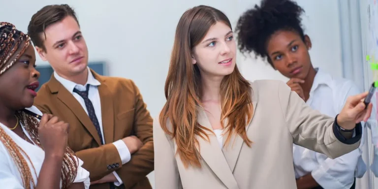 persona explicando 5 razones por las que elegir erp cloud