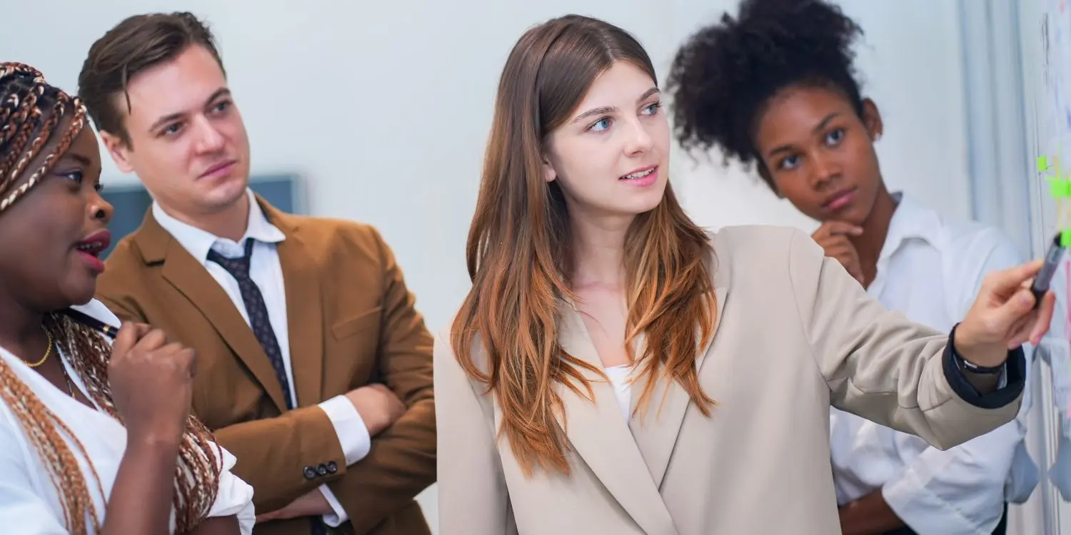 persona explicando 5 razones por las que elegir erp cloud