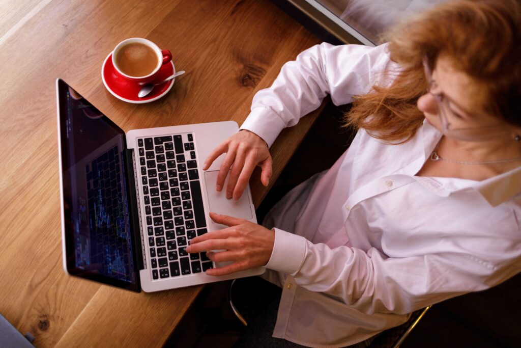 Imgen mujer utilizando el programaa de facturación