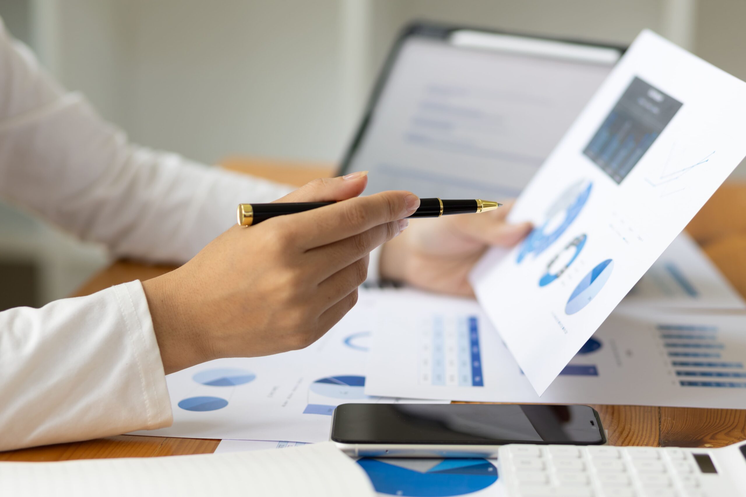 Imagen de persona analizando las soluciones para la consolidacion financiera de la empresa