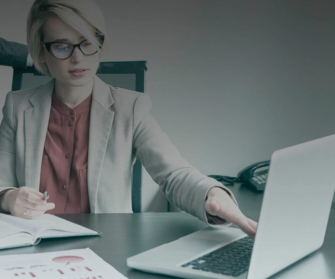 A person doing the electronic invoicing