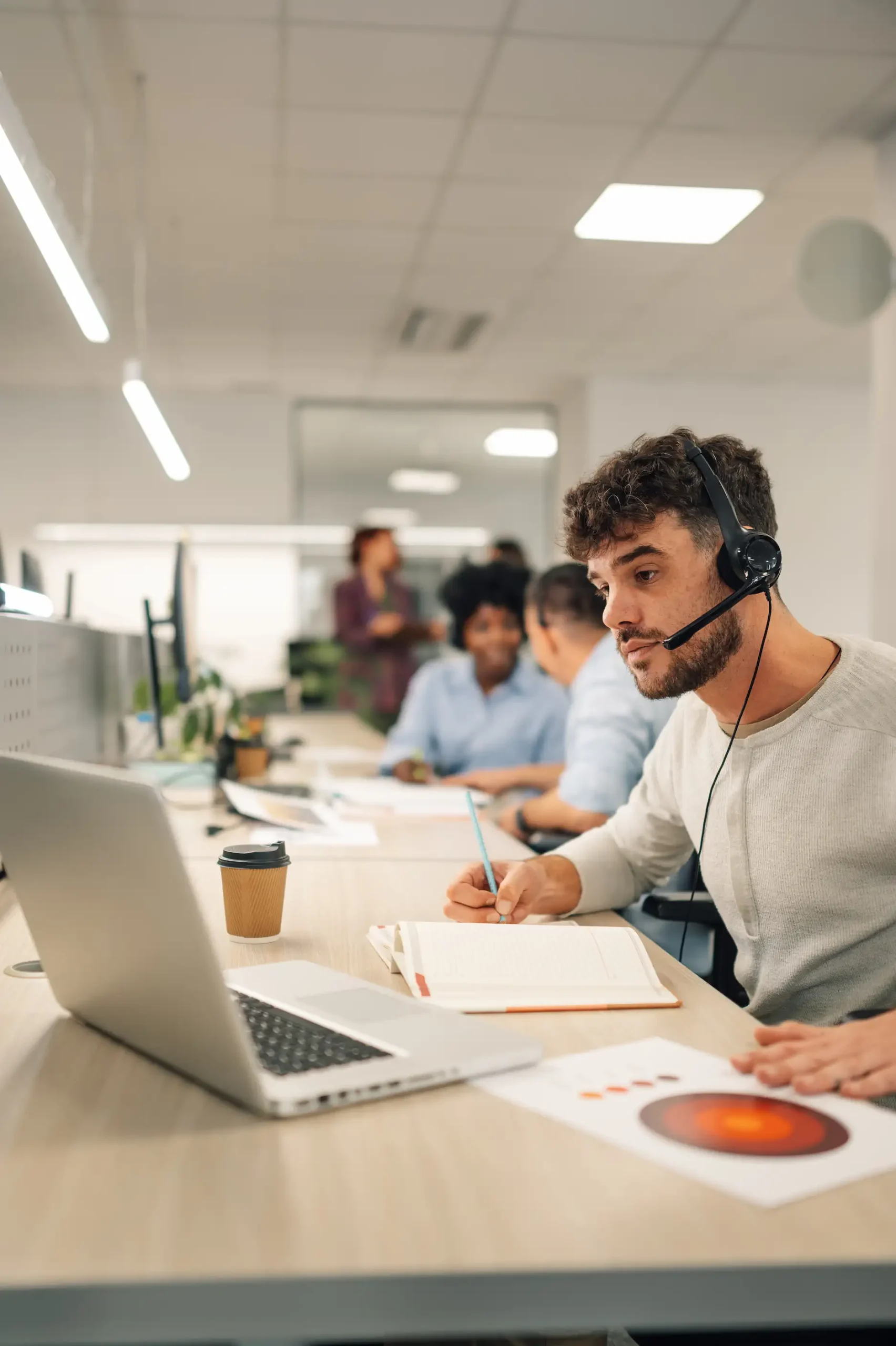 Imagen de persona de soporte Oracle ayudando a la empresa